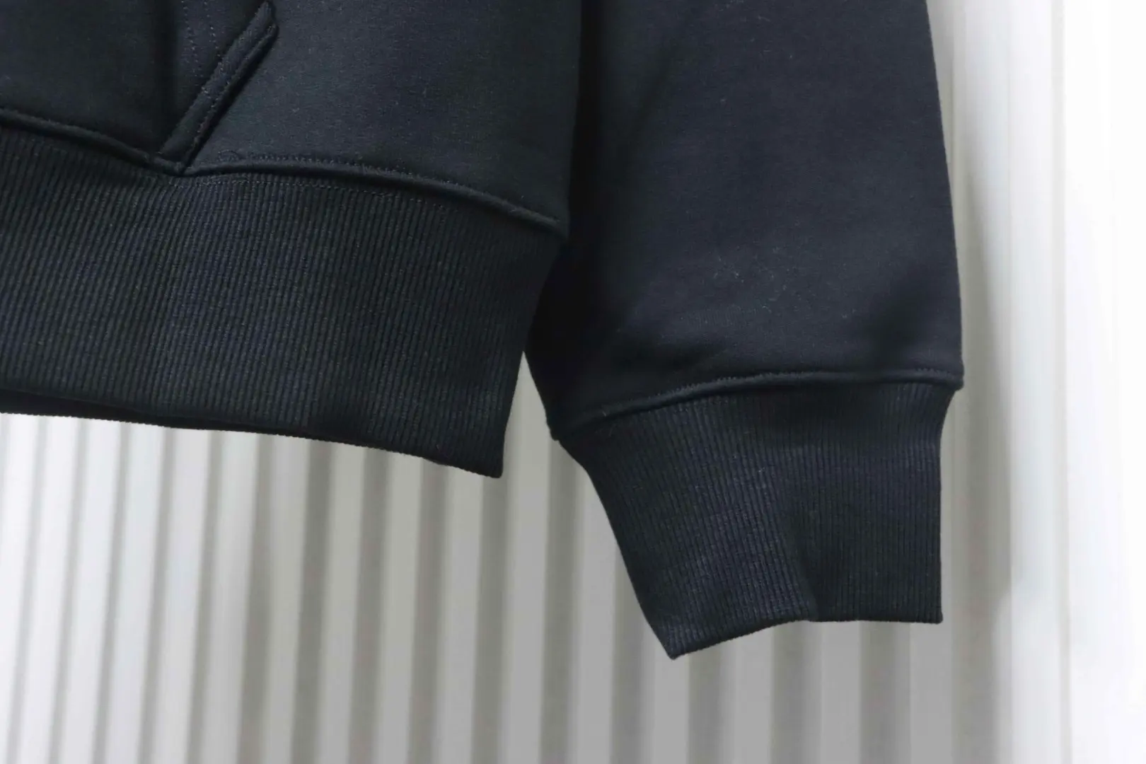 Hoodie mit Farbverlauf und Blumenmuster – Bild 10