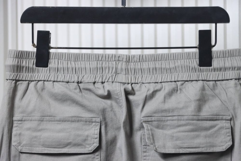 Hose mit gestickten Kreuzpatches auf beiden Seiten – Bild 4