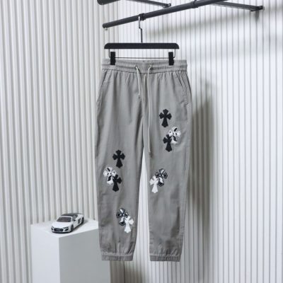 Hose mit gestickten Kreuzpatches auf beiden Seiten