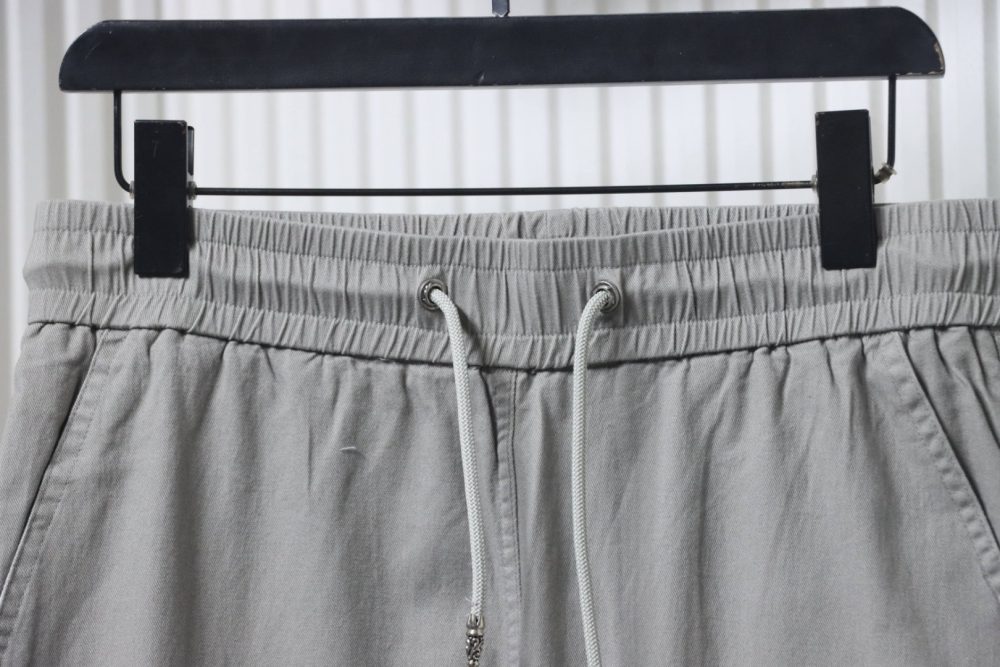 Hose mit gestickten Kreuzpatches auf beiden Seiten – Bild 3