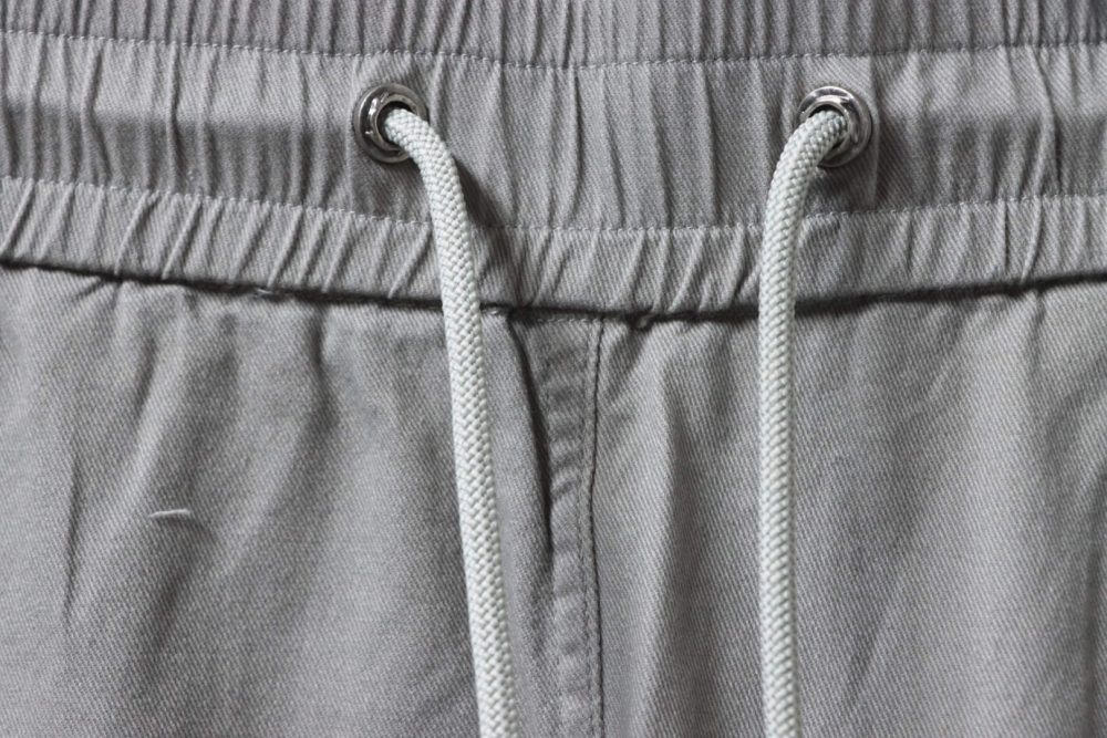 Hose mit gestickten Kreuzpatches auf beiden Seiten – Bild 5