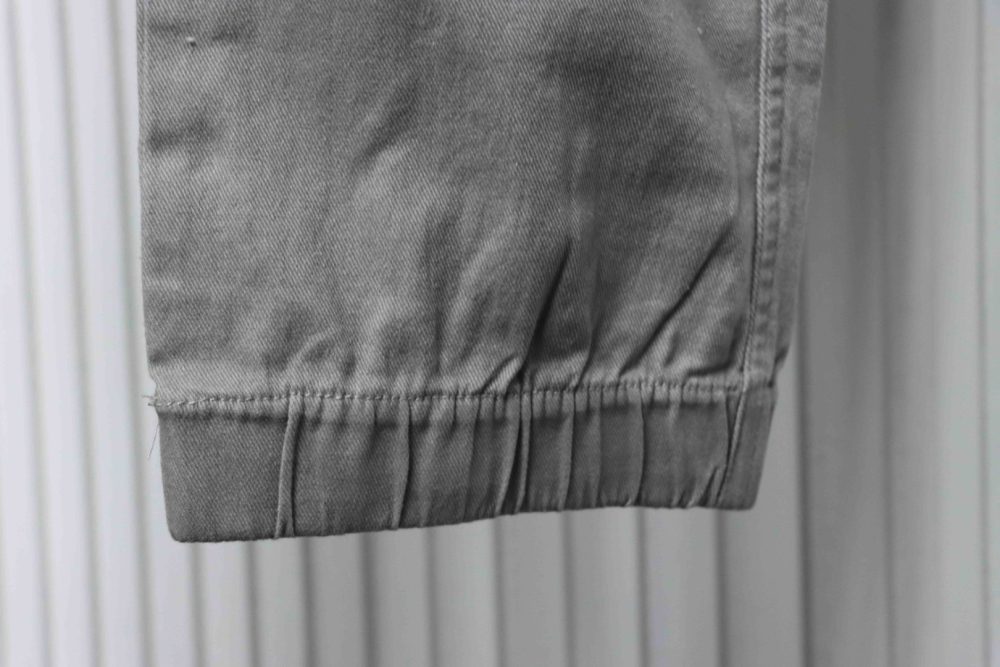 Hose mit gestickten Kreuzpatches auf beiden Seiten – Bild 8