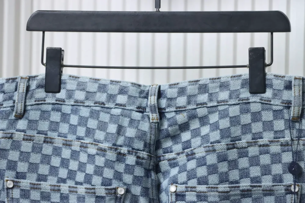 Jacquard-Jeanshose mit Schachbrettmuster – Bild 4