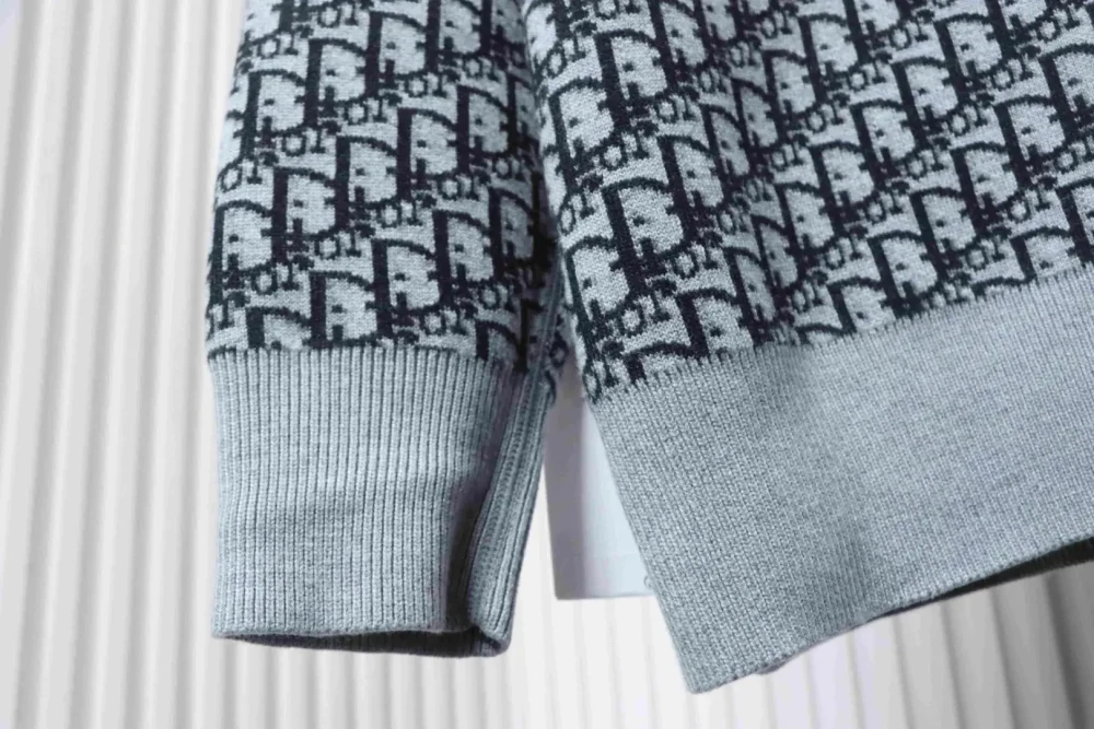 Jacquard-Pullover mit Rundhalsausschnitt und beidseitigem Monogramm (Beidseitig tragbar) – Bild 8