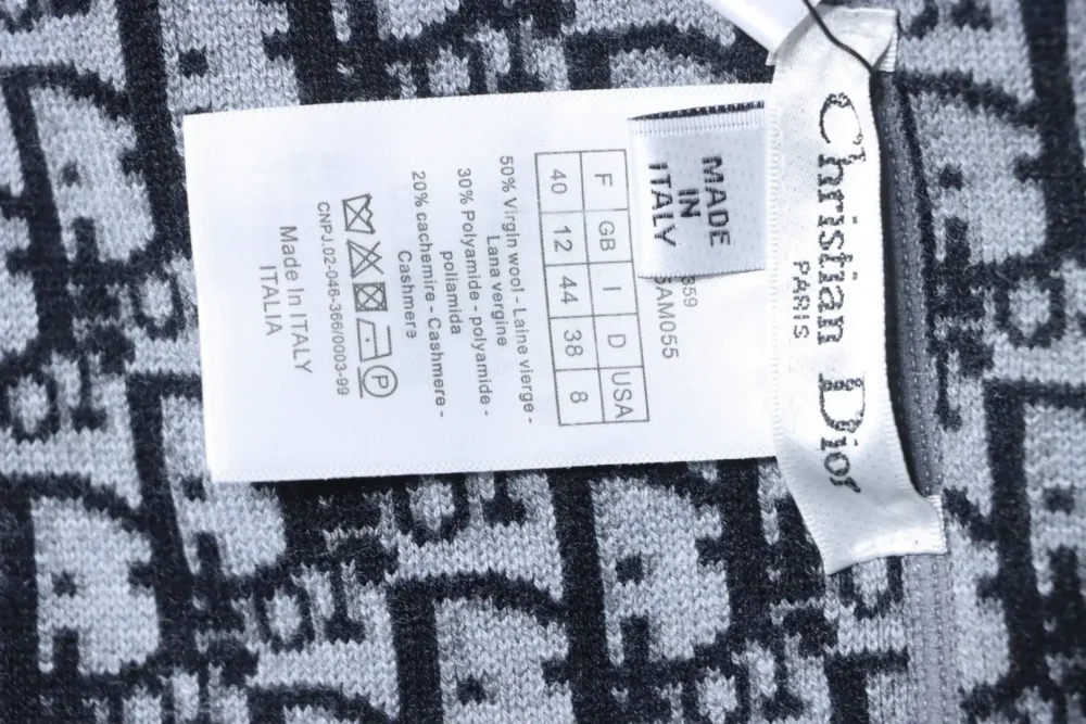 Jacquard-Pullover mit Rundhalsausschnitt und beidseitigem Monogramm (Beidseitig tragbar) – Bild 11