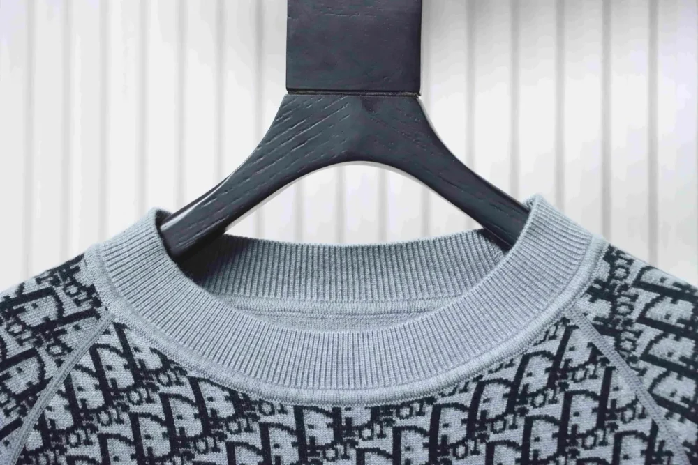 Jacquard-Pullover mit Rundhalsausschnitt und beidseitigem Monogramm (Beidseitig tragbar) – Bild 7