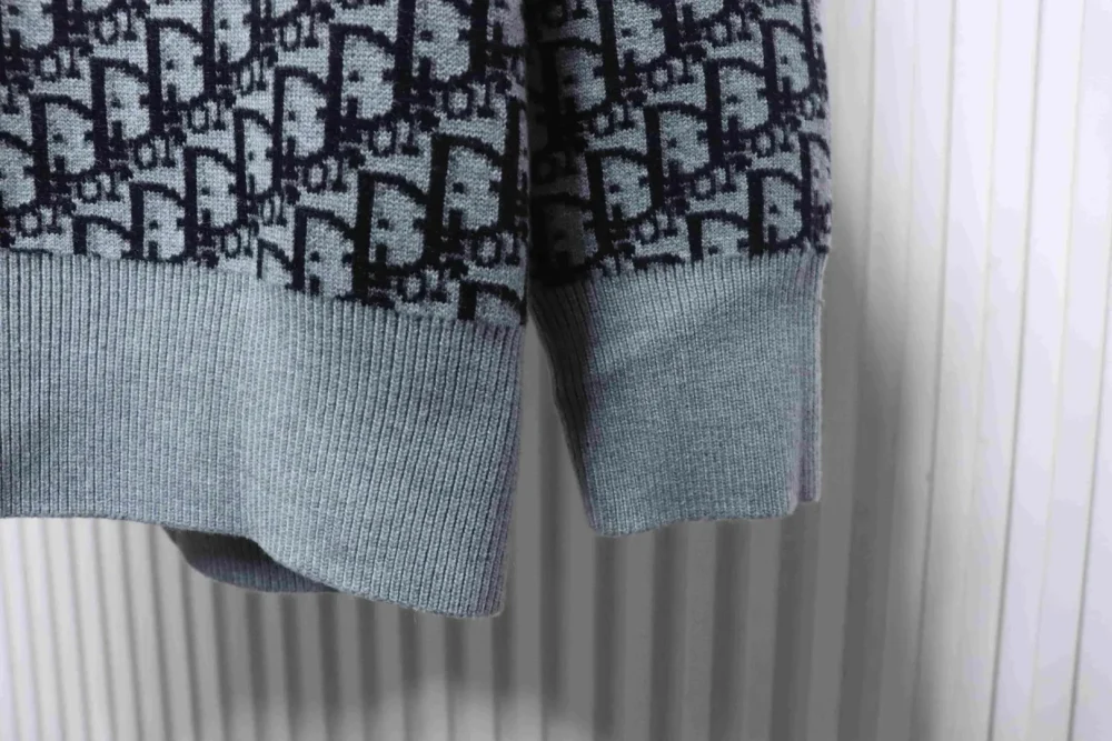 Jacquard-Pullover mit Rundhalsausschnitt und beidseitigem Monogramm (Beidseitig tragbar) – Bild 6