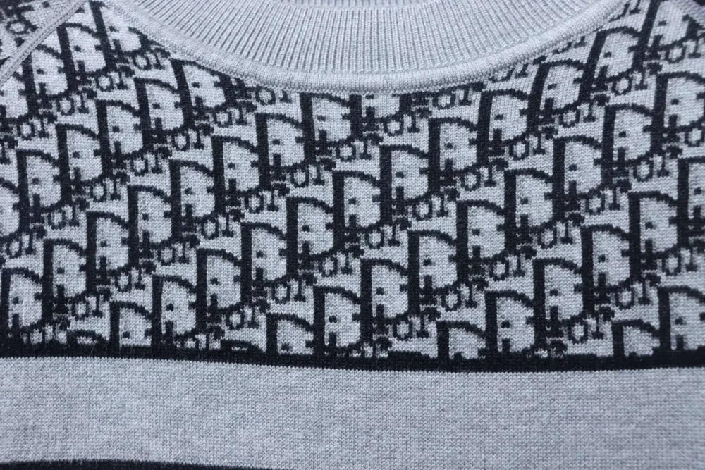 Jacquard-Pullover mit Rundhalsausschnitt und beidseitigem Monogramm (Beidseitig tragbar) – Bild 9