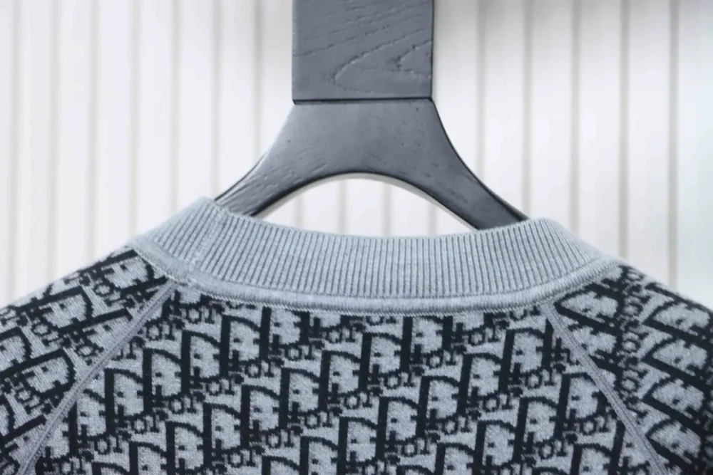 Jacquard-Pullover mit Rundhalsausschnitt und beidseitigem Monogramm (Beidseitig tragbar) – Bild 5