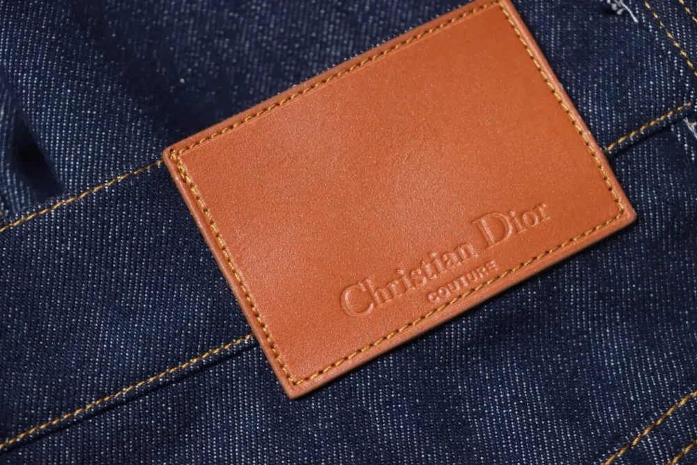 Jeans mit Lederlogo – Bild 6