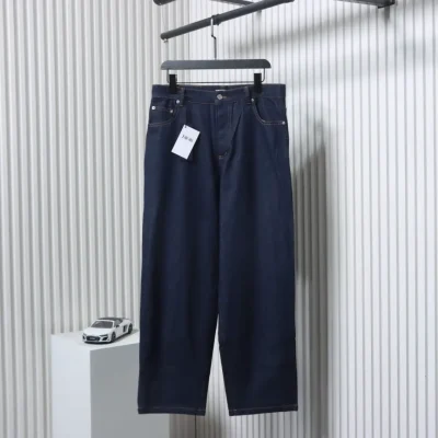 Jeans mit Lederlogo