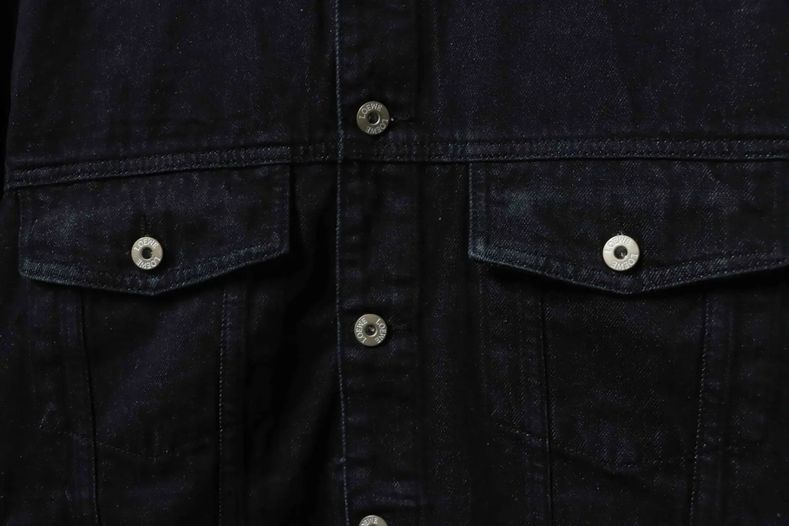 Jeansjacke mit Blumenstickerei am Ärmel – Bild 6