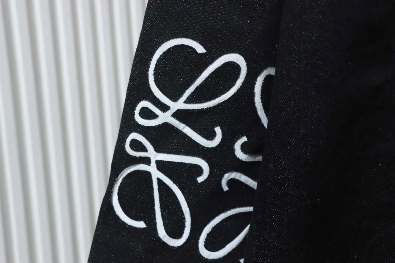 Jeansjacke mit Blumenstickerei am Ärmel – Bild 7