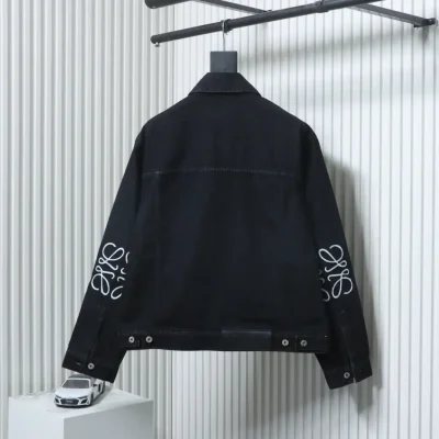 Jeansjacke mit Blumenstickerei am Ärmel