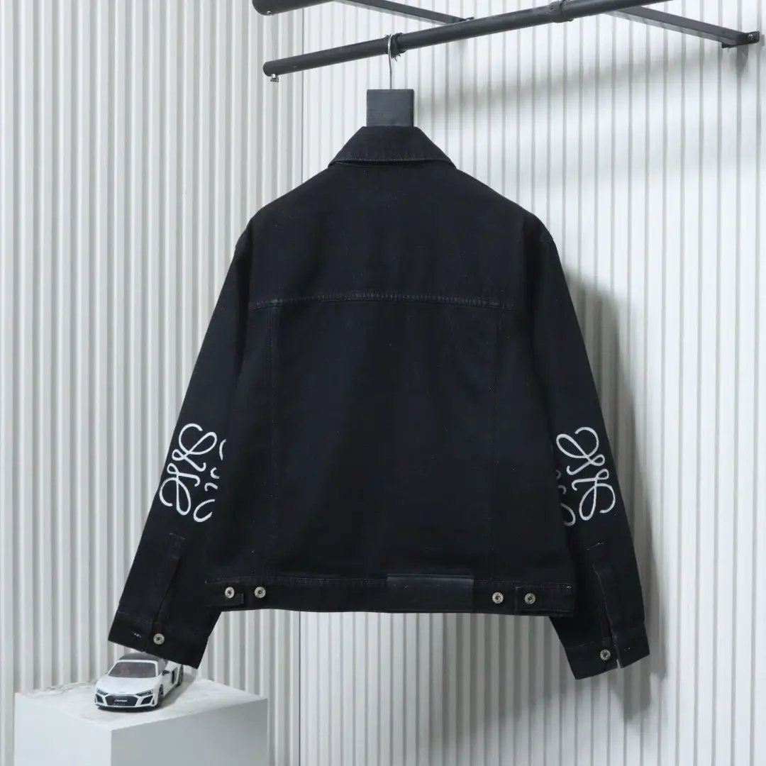 Jeansjacke mit Blumenstickerei am Ärmel