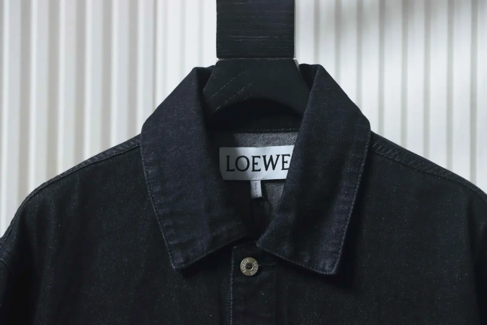 Jeansjacke mit Blumenstickerei am Ärmel – Bild 3