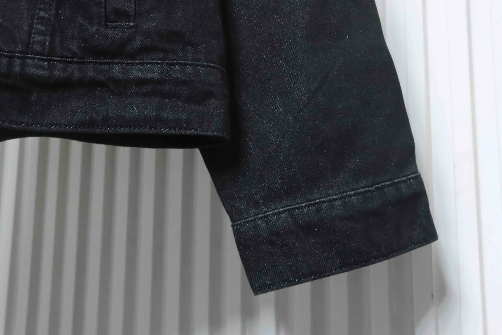 Jeansjacke mit Blumenstickerei am Ärmel – Bild 9