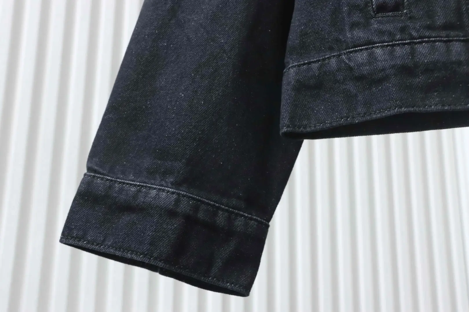 Jeansjacke mit Blumenstickerei am Ärmel – Bild 8