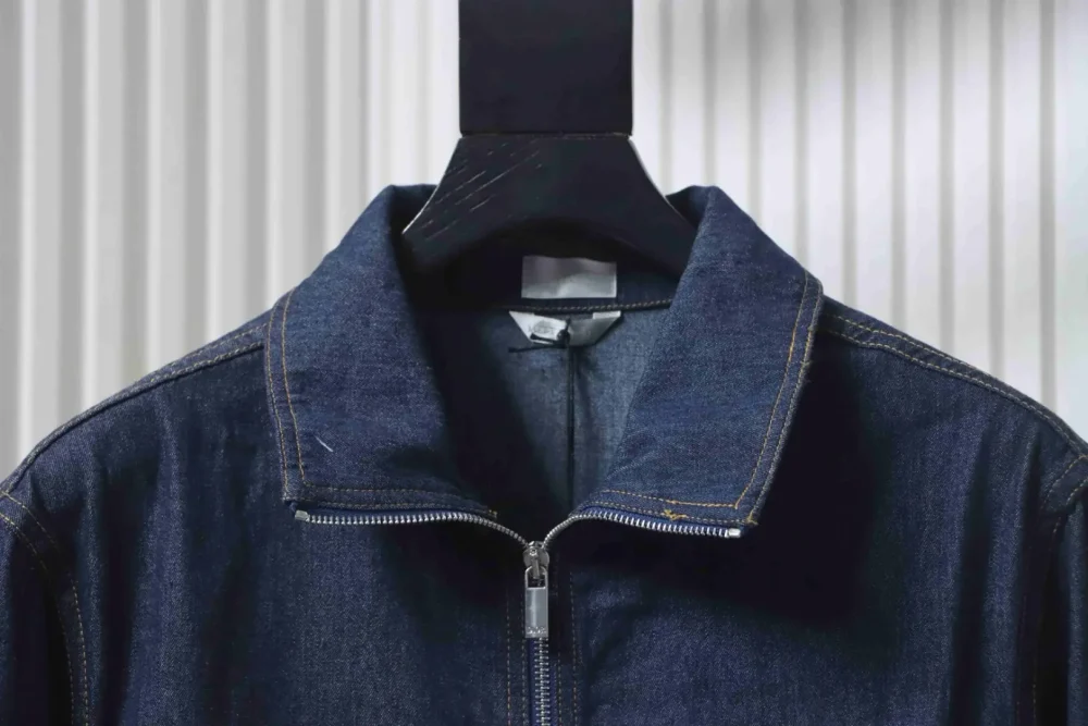 Jeansjacke mit Reißverschluss und gesticktem Logo-Schriftzug – Bild 3