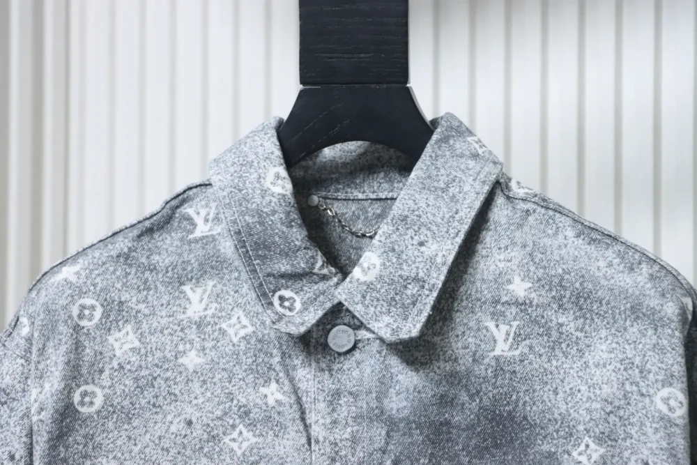 Jeansjacke mit Sternenhimmel und Farbverlauf – Bild 3