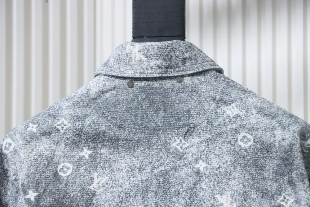 Jeansjacke mit Sternenhimmel und Farbverlauf – Bild 4
