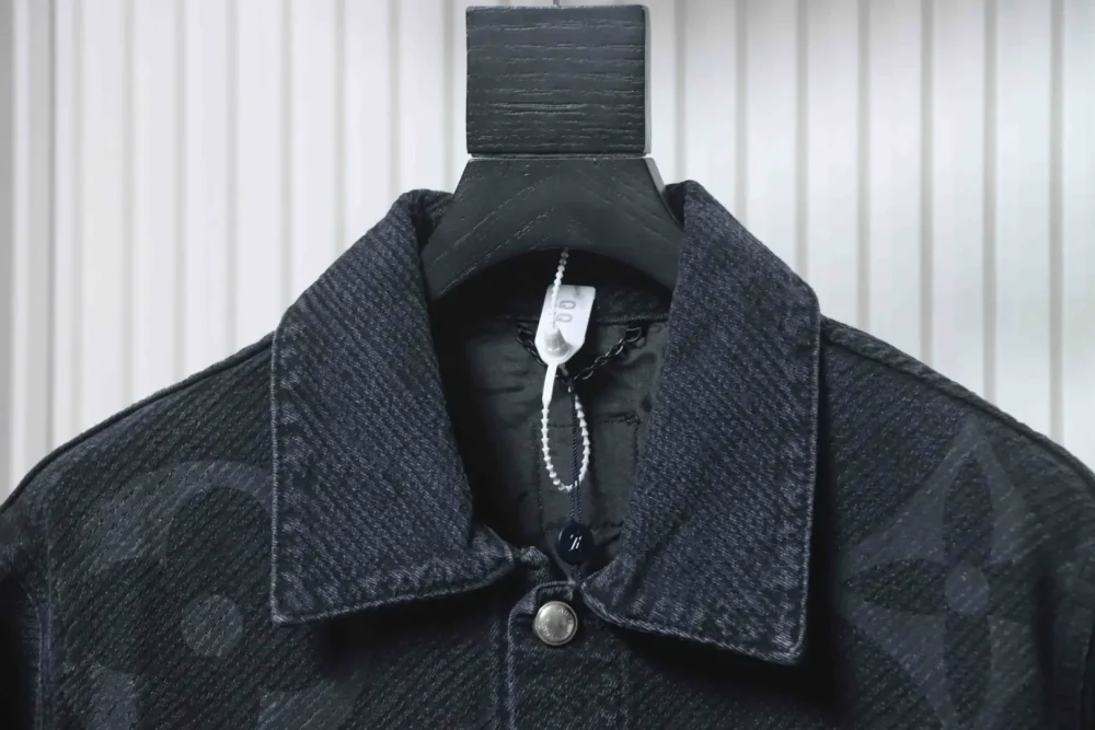Jeansjacke mit altem Blumenmuster und dunklem Twill – Bild 3