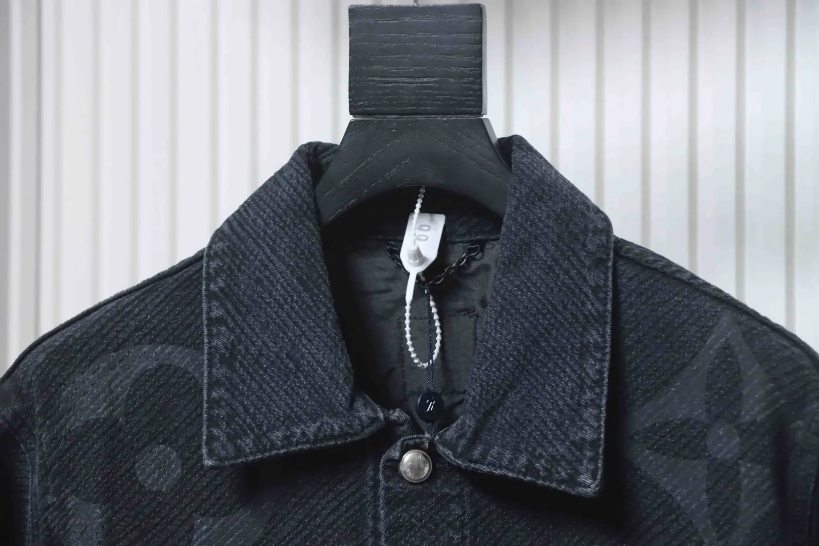 Jeansjacke mit altem Blumenmuster und dunklem Twill – Bild 3