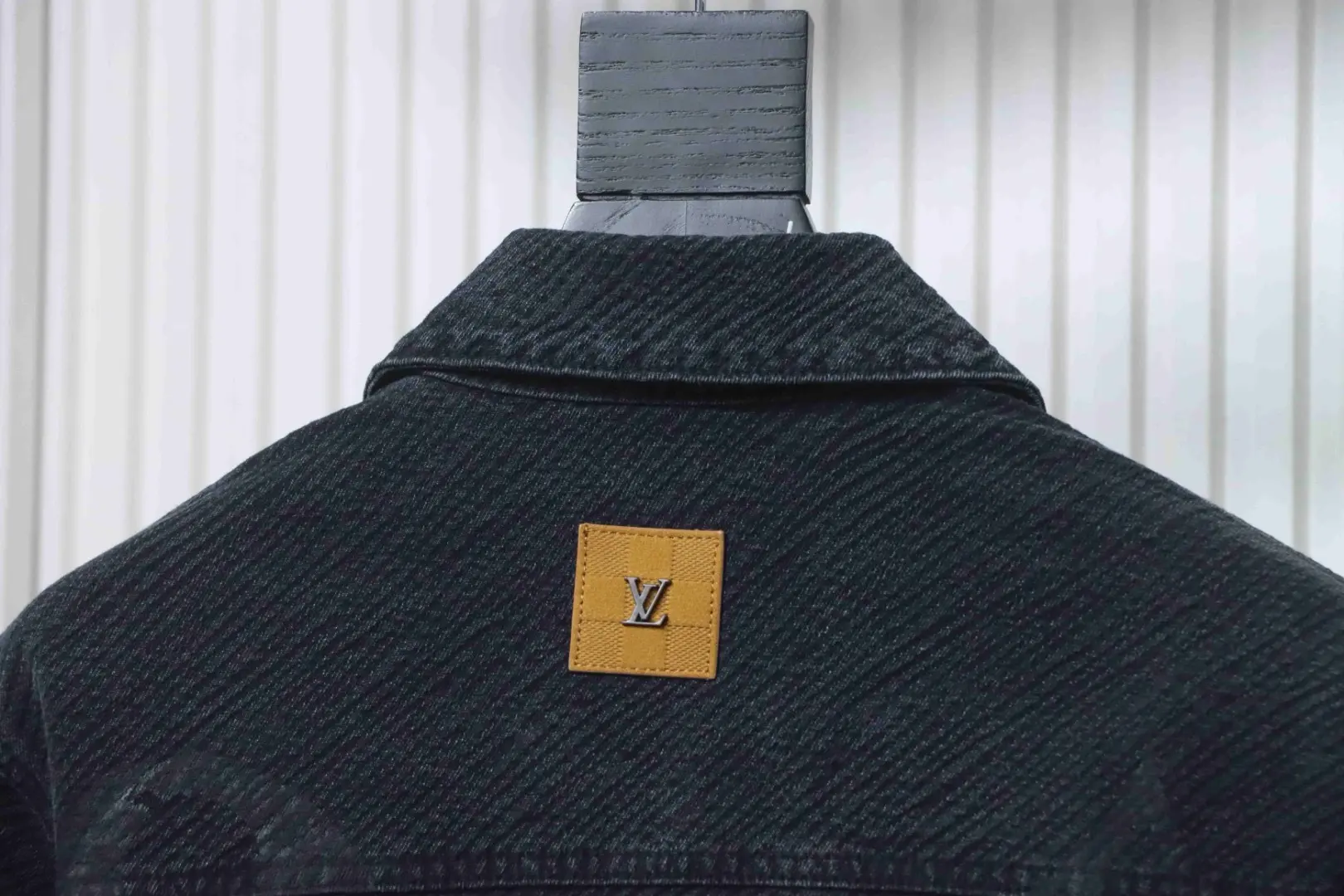 Jeansjacke mit altem Blumenmuster und dunklem Twill – Bild 7