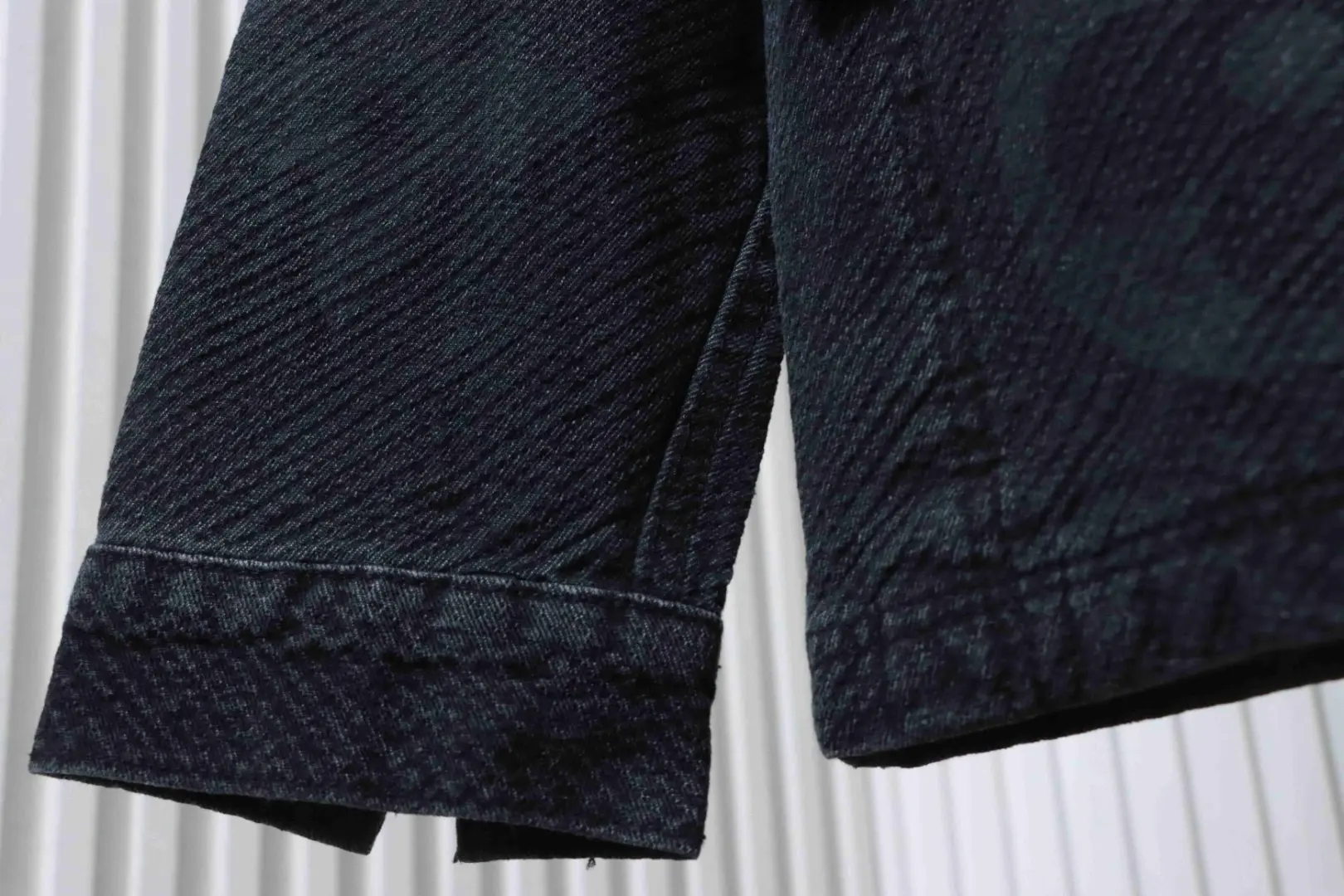 Jeansjacke mit altem Blumenmuster und dunklem Twill – Bild 6