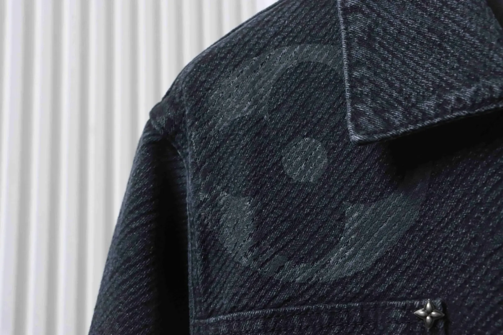 Jeansjacke mit altem Blumenmuster und dunklem Twill – Bild 5