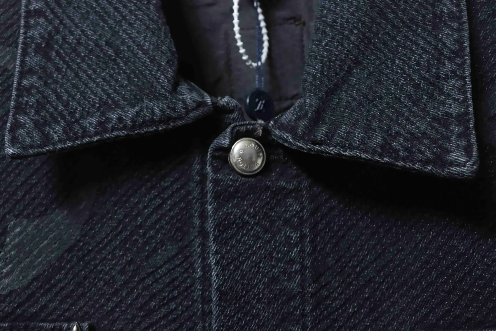 Jeansjacke mit altem Blumenmuster und dunklem Twill – Bild 4