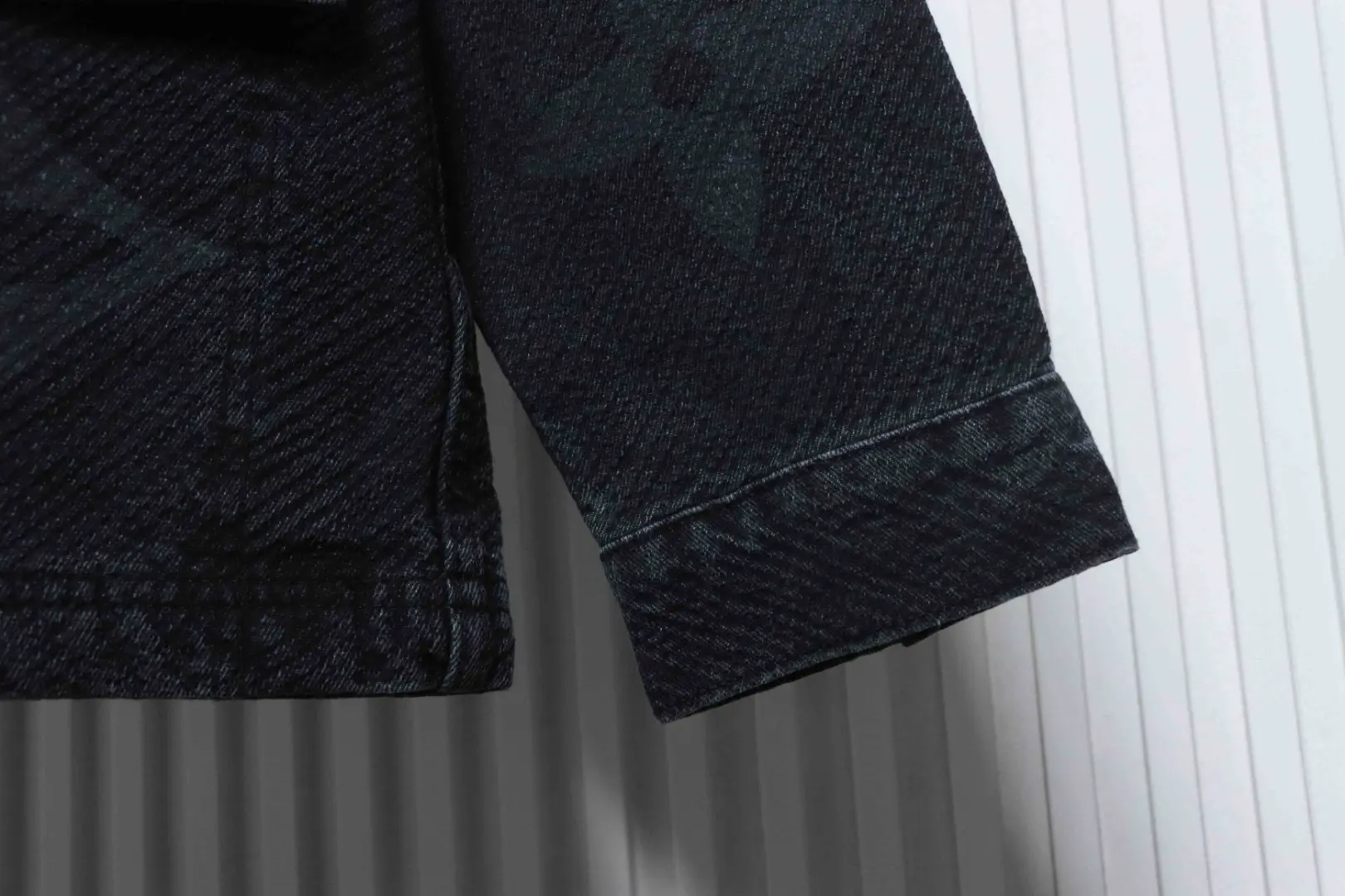 Jeansjacke mit altem Blumenmuster und dunklem Twill – Bild 12
