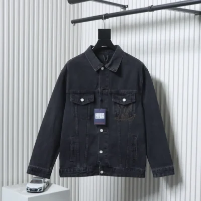 Jeansjacke mit bestickten Taschen