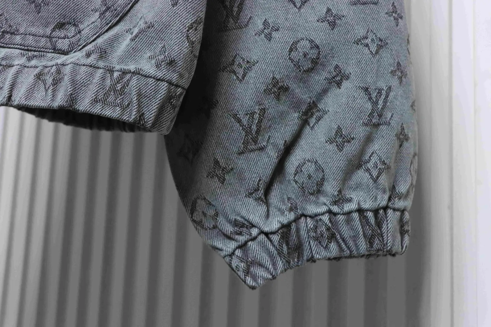 Jeansjacke mit durchgehendem Monogramm-Jacquardmuster, Kapuze und Reißverschluss – Bild 5