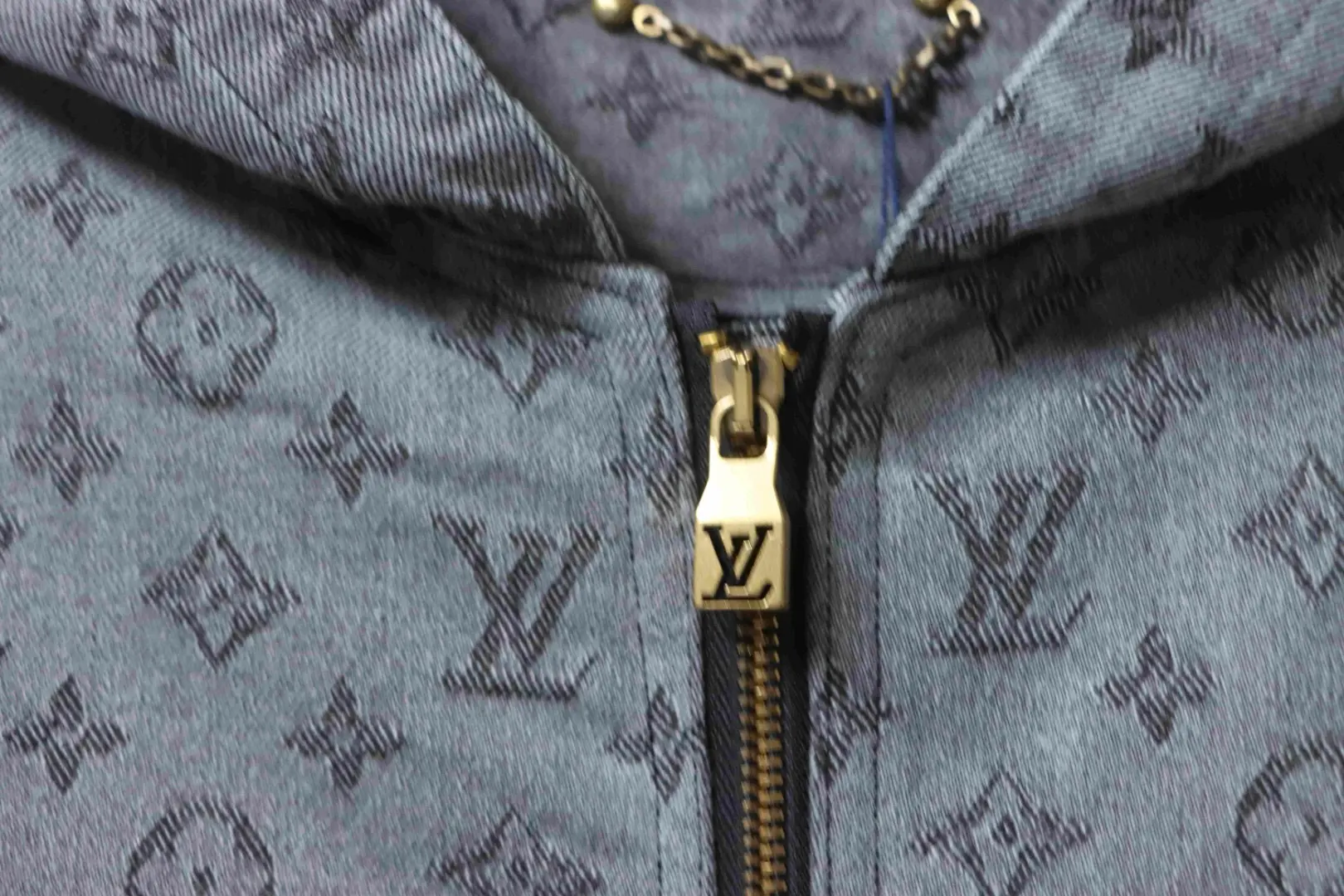 Jeansjacke mit durchgehendem Monogramm-Jacquardmuster, Kapuze und Reißverschluss – Bild 8