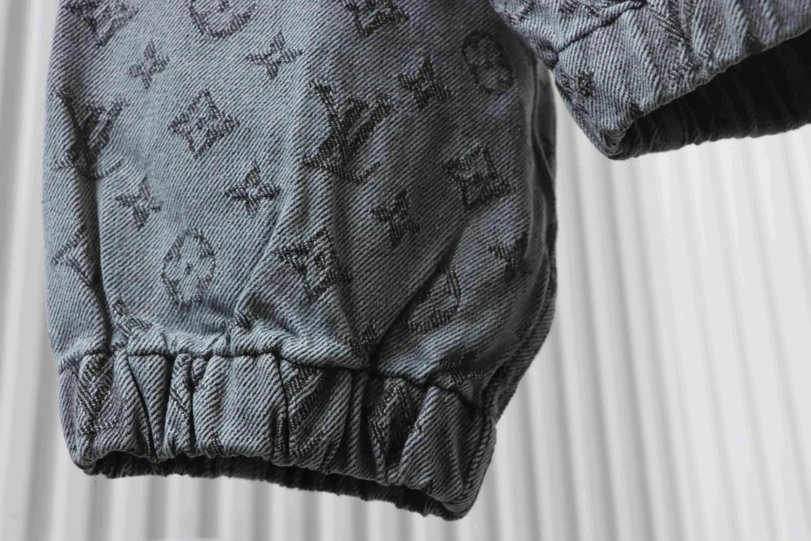 Jeansjacke mit durchgehendem Monogramm-Jacquardmuster, Kapuze und Reißverschluss – Bild 6