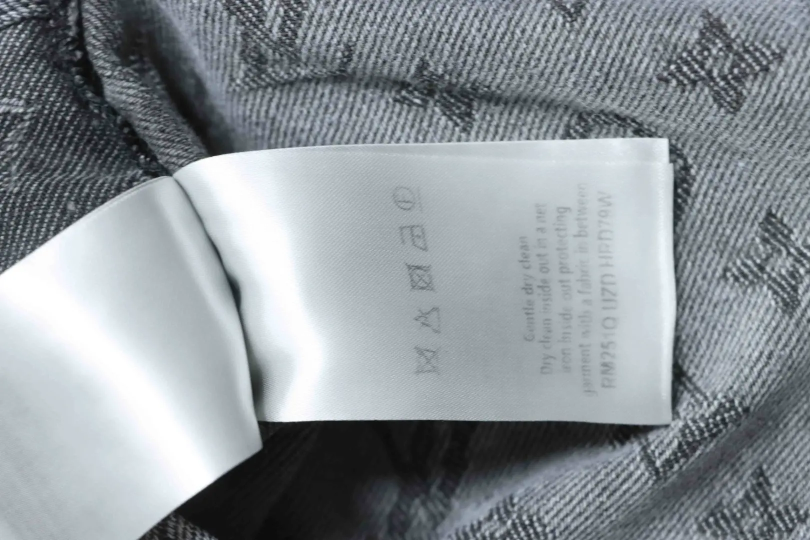 Jeansjacke mit durchgehendem Monogramm-Jacquardmuster, Kapuze und Reißverschluss – Bild 7