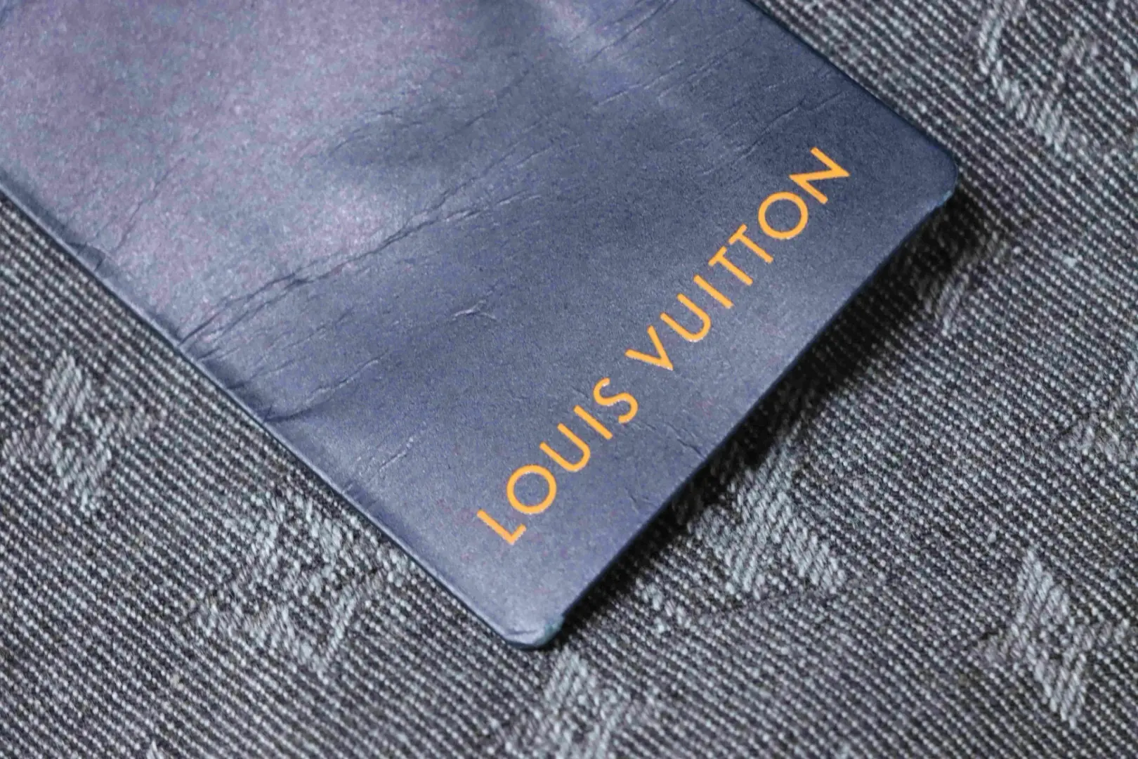 Jeansjacke mit durchgehendem Monogramm-Jacquardmuster, Kapuze und Reißverschluss – Bild 9