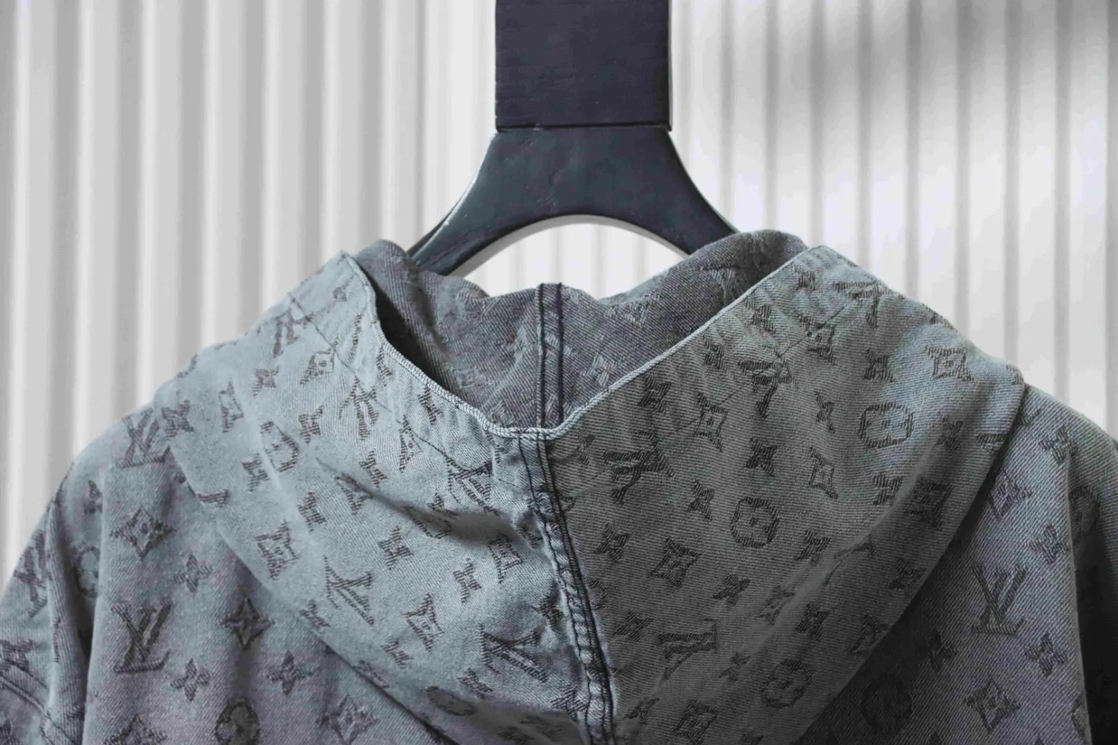 Jeansjacke mit durchgehendem Monogramm-Jacquardmuster, Kapuze und Reißverschluss – Bild 4