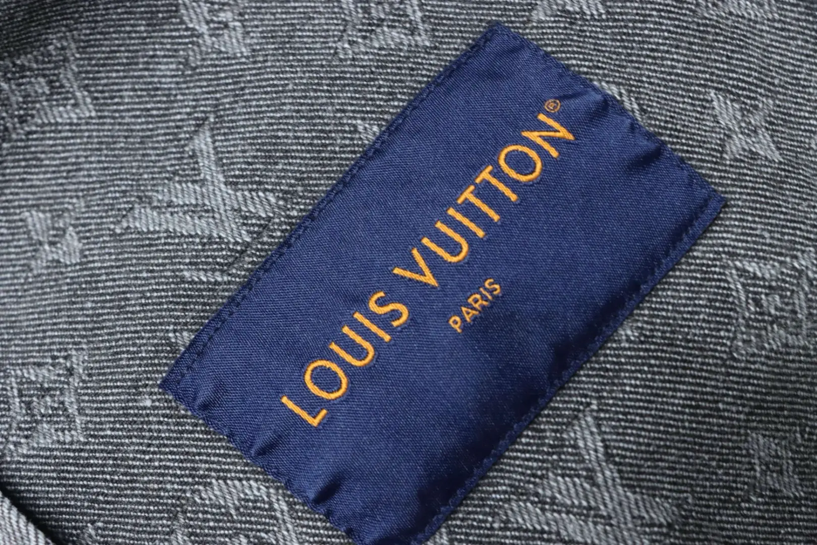 Jeansjacke mit durchgehendem Monogramm-Jacquardmuster, Kapuze und Reißverschluss – Bild 10