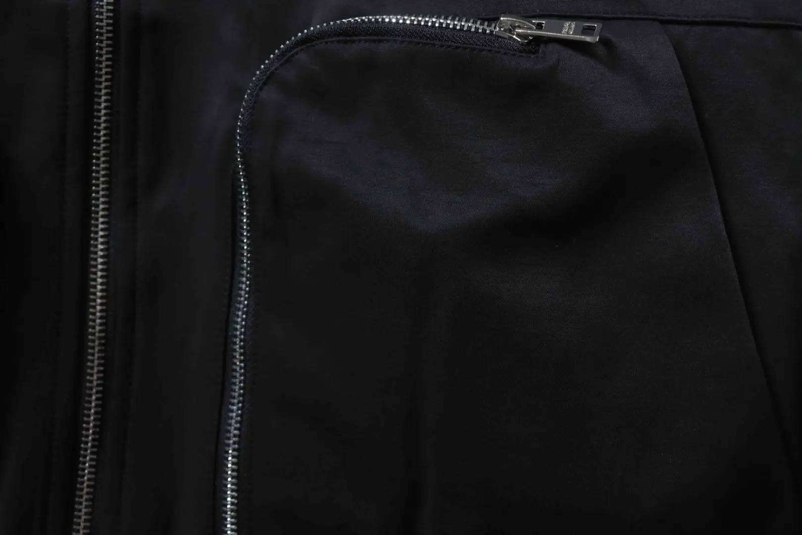 Kapuzenjacke mit Reißverschluss und Dreieckslogo – Bild 6