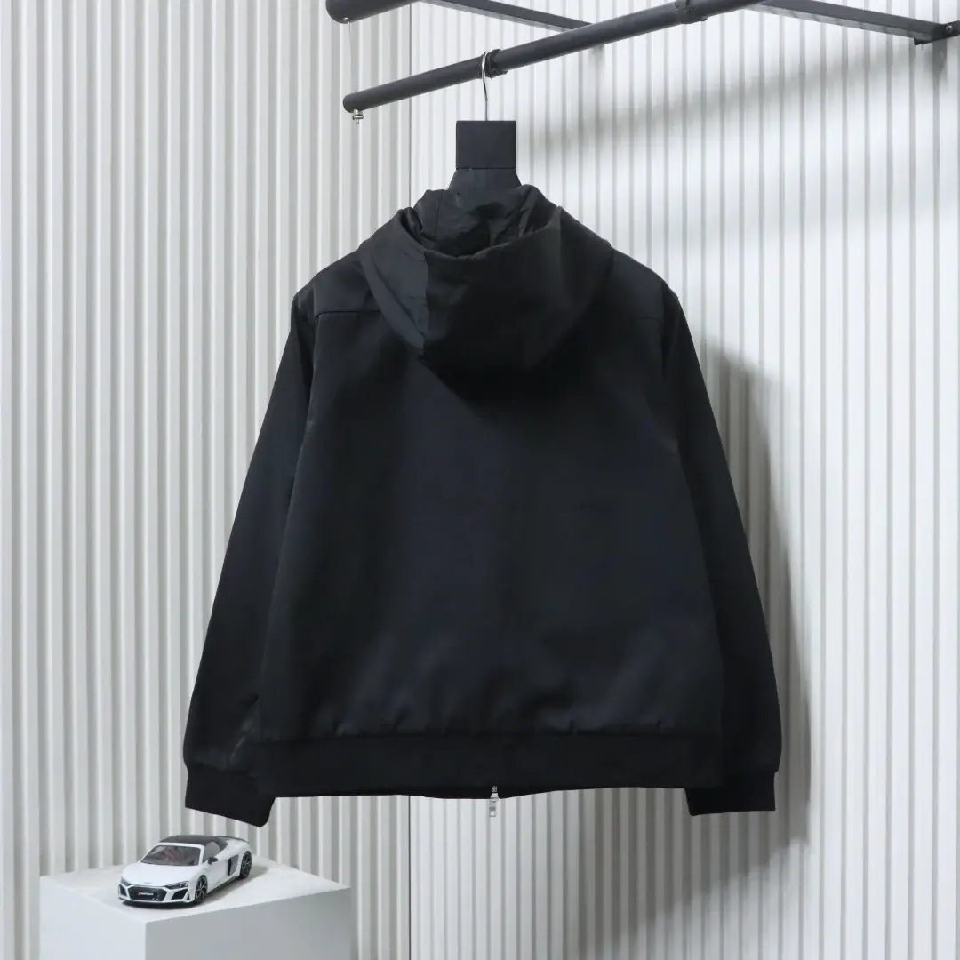 Kapuzenjacke mit Reißverschluss und Dreieckslogo – Bild 2