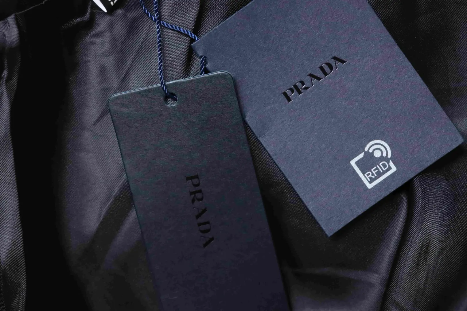 Kapuzenjacke mit Reißverschluss und Dreieckslogo – Bild 9