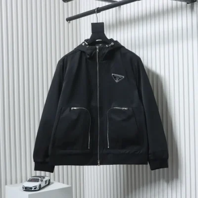 Kapuzenjacke mit Reißverschluss und Dreieckslogo