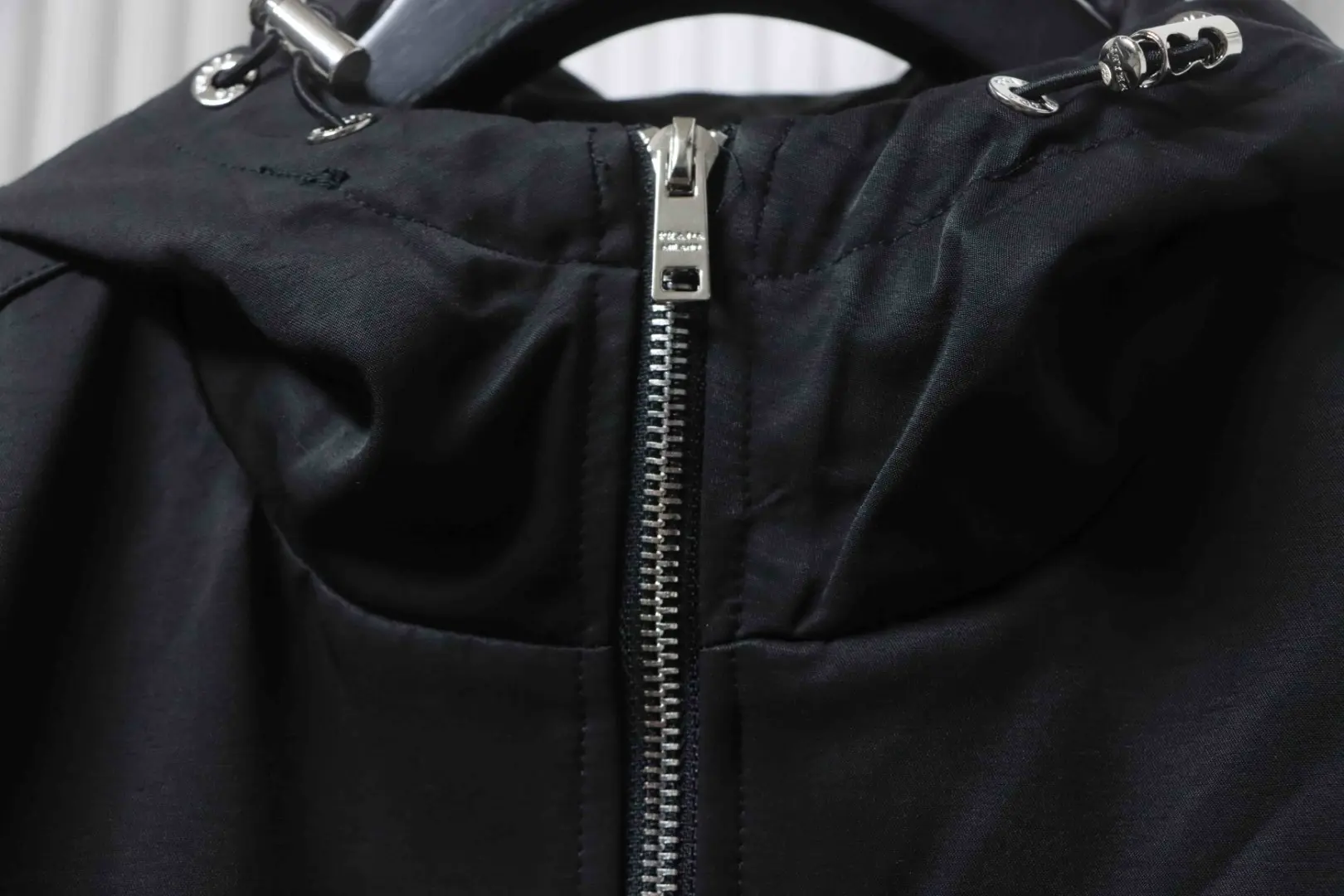 Kapuzenjacke mit Reißverschluss und Dreieckslogo – Bild 5