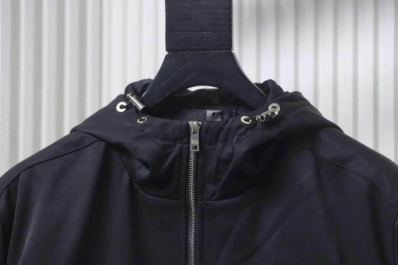 Kapuzenjacke mit Reißverschluss und Dreieckslogo – Bild 3