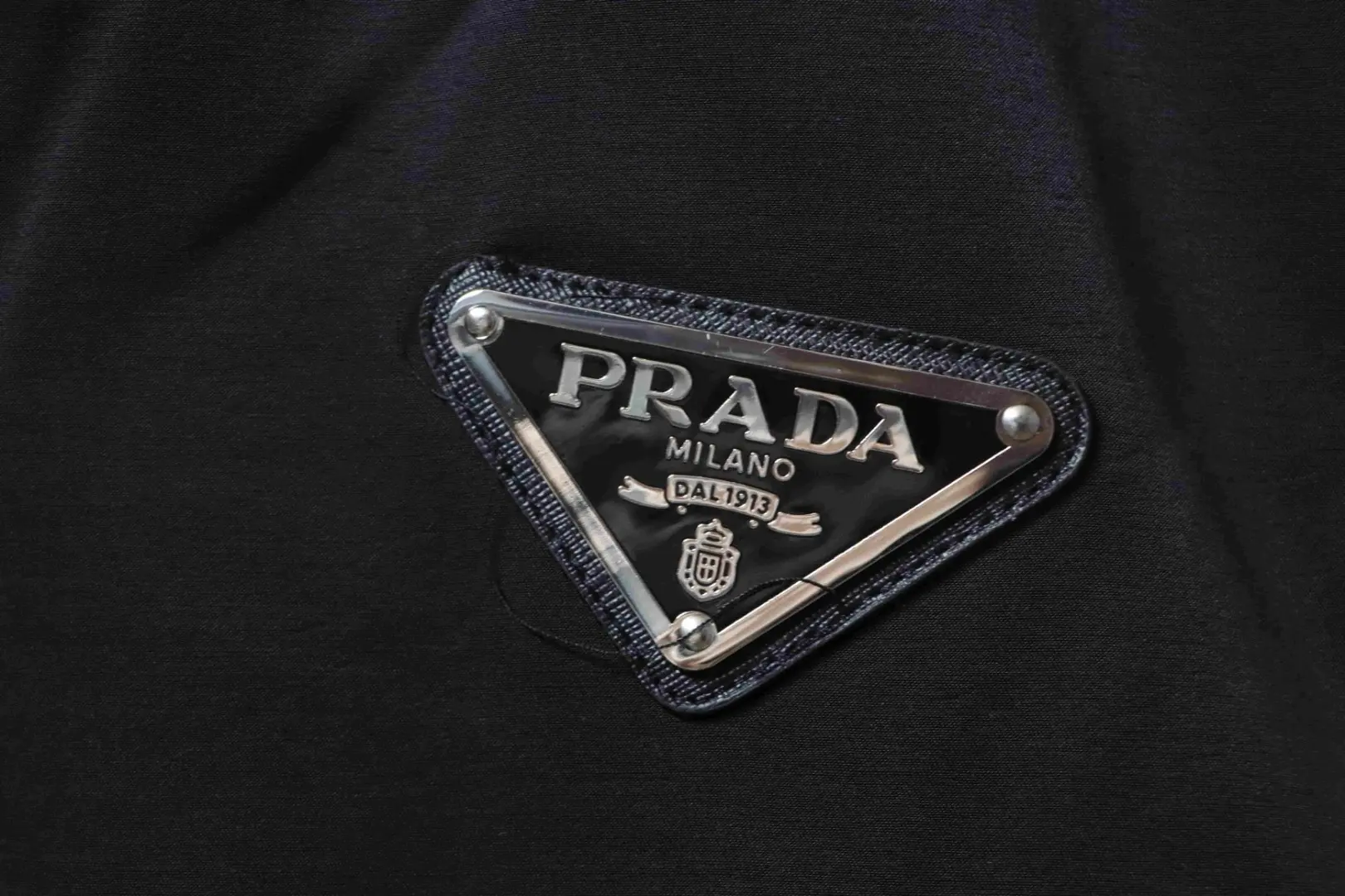 Kapuzenjacke mit Reißverschluss und Dreieckslogo – Bild 10