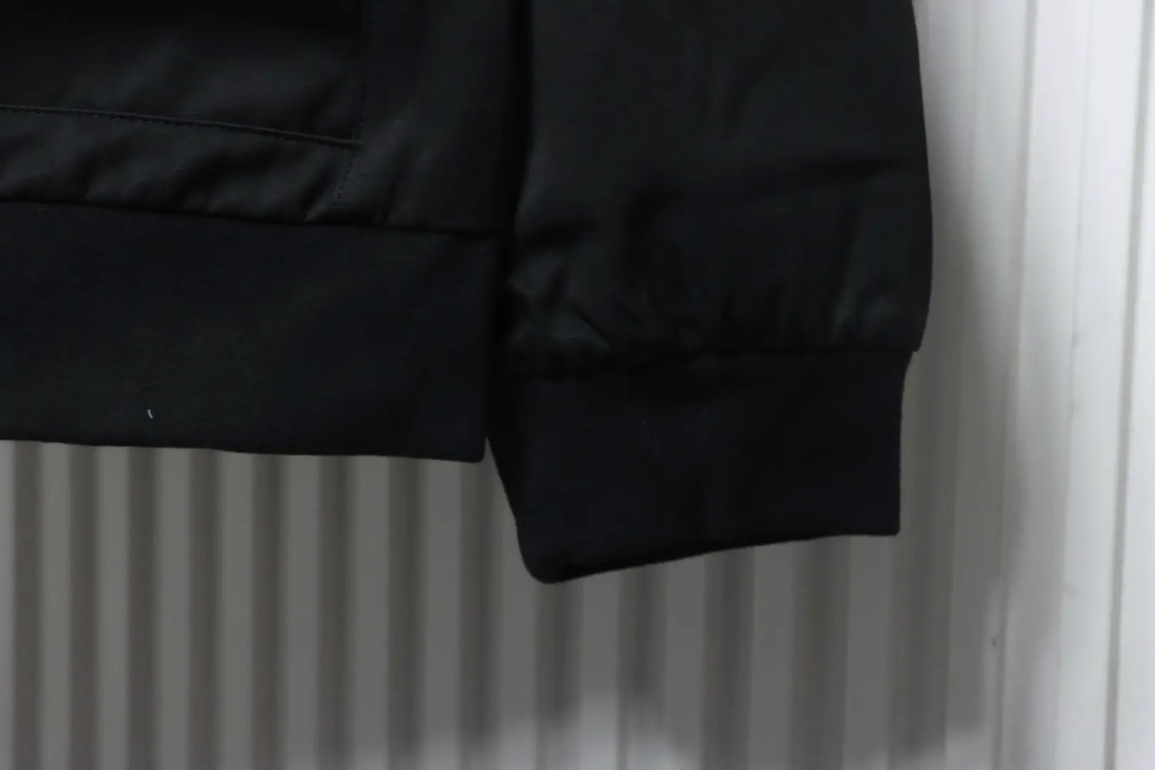 Kapuzenjacke mit Reißverschluss und Dreieckslogo – Bild 8