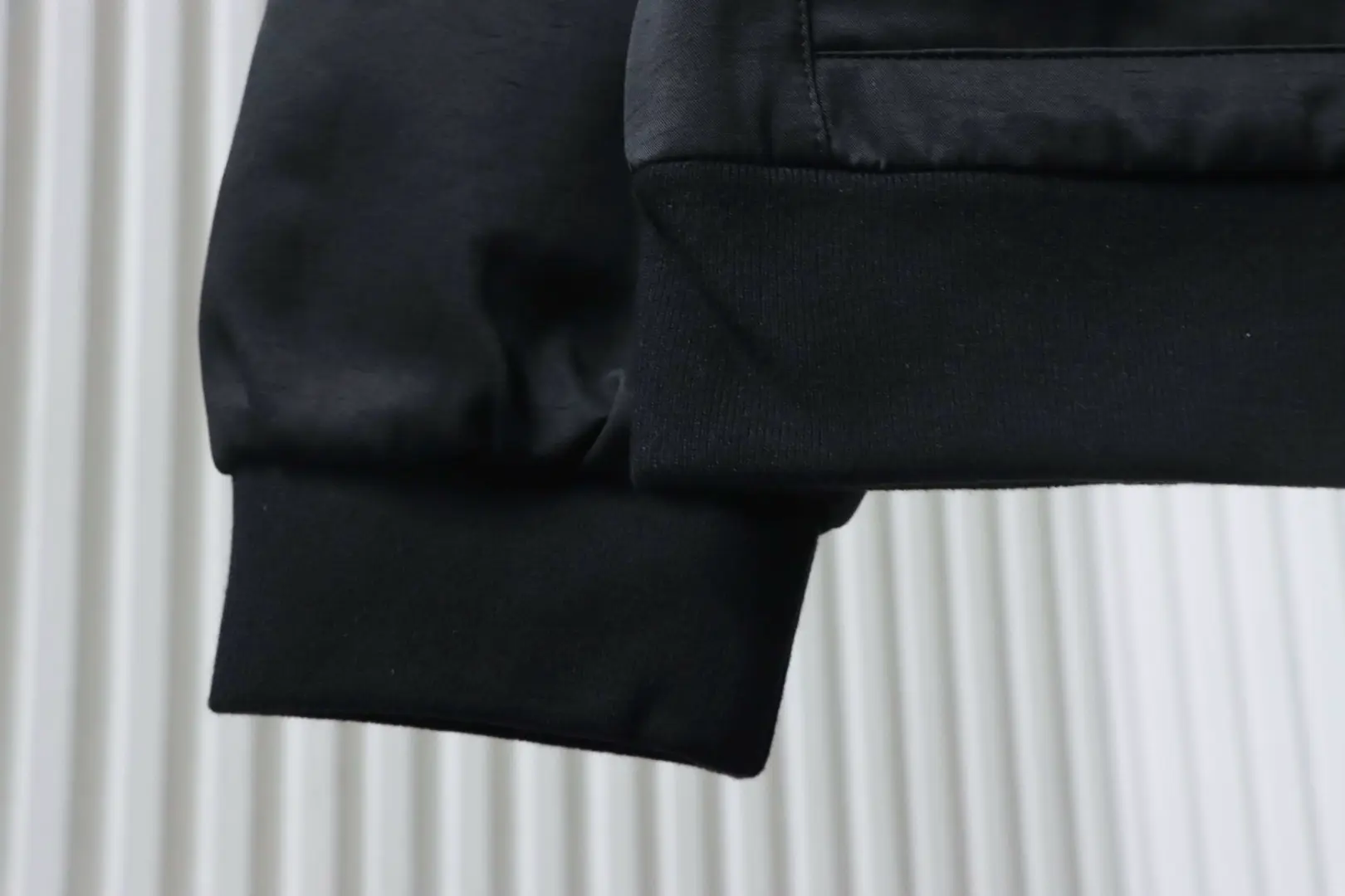 Kapuzenjacke mit Reißverschluss und Dreieckslogo – Bild 7