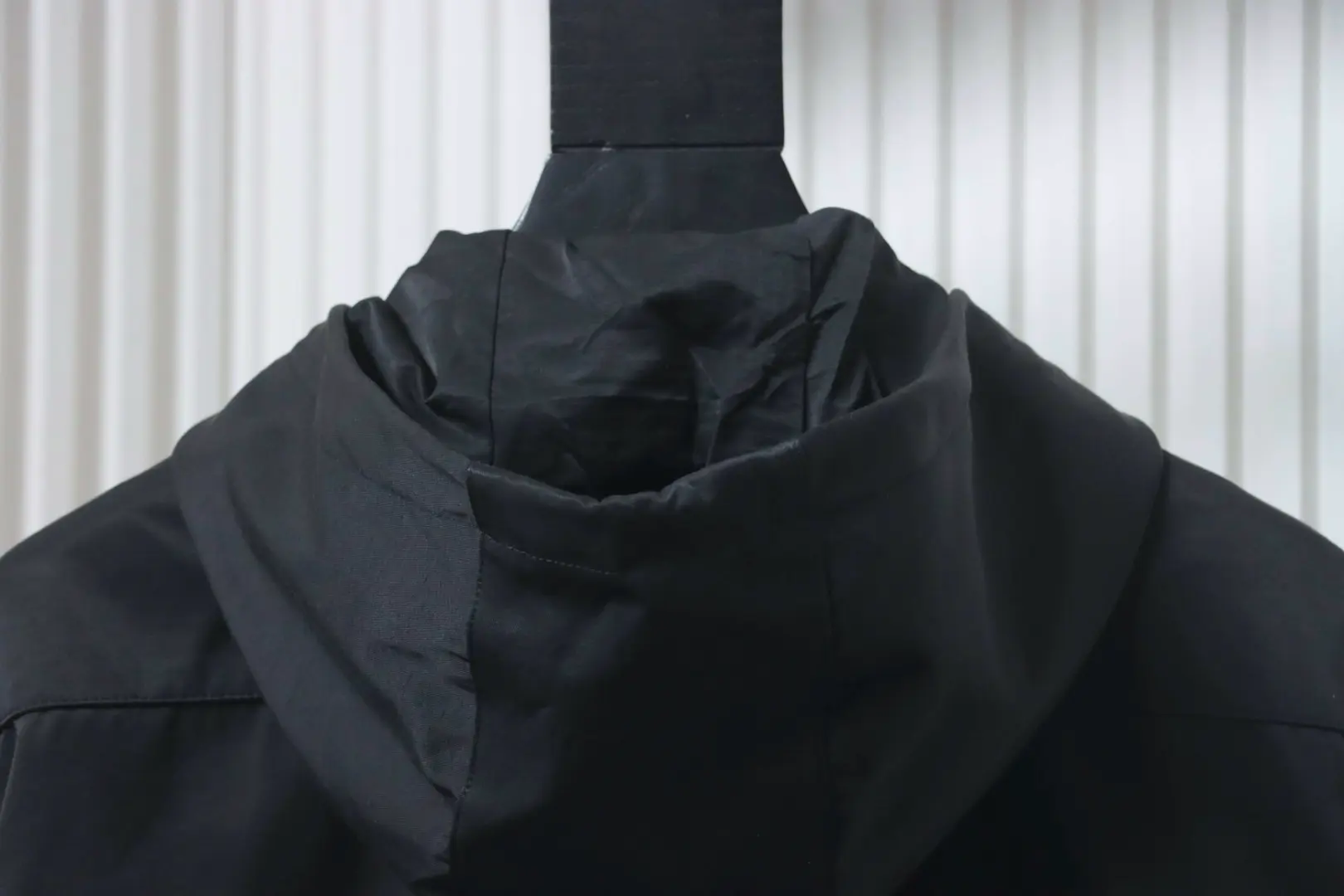 Kapuzenjacke mit Reißverschluss und Dreieckslogo – Bild 4